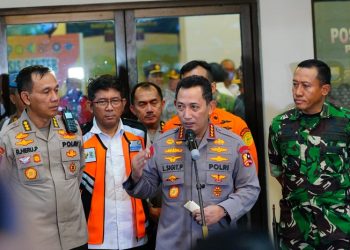 Kapolri, Jenderal Listyo Sigit Prabowo, saat jumpa pers terkait evakuasi korban helikopter Polairud Polda Jambi yang mengalami insiden mendarat darurat. (Foto Humas Polda Jambi)