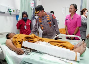 Kapolri, Jenderal Listyo Sigit Prabowo, saat menjenguk para korban helikopter Polairud Polda Jambi yang mengalami pendaratan darurat di hutan Kerinci. (Foto Humas Polda Jambi)