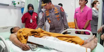 Kapolri, Jenderal Listyo Sigit Prabowo, saat menjenguk para korban helikopter Polairud Polda Jambi yang mengalami pendaratan darurat di hutan Kerinci. (Foto Humas Polda Jambi)