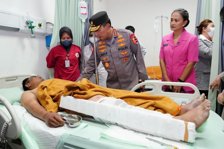 Kapolri, Jenderal Listyo Sigit Prabowo, saat menjenguk para korban helikopter Polairud Polda Jambi yang mengalami pendaratan darurat di hutan Kerinci. (Foto Humas Polda Jambi)