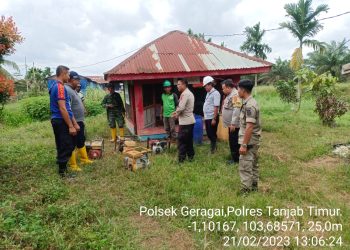 Kapolsek geragai bersama tim gabungan mengecek peralatan yang dimiliki PT MAI guna mengantisipasi terjadinya Karhutla. (Foto Misbah)