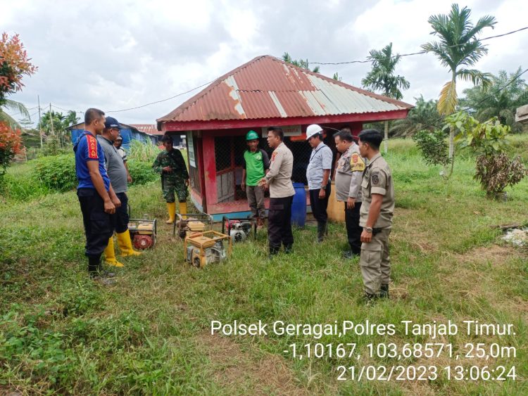 Kapolsek geragai bersama tim gabungan mengecek peralatan yang dimiliki PT MAI guna mengantisipasi terjadinya Karhutla. (Foto Misbah)