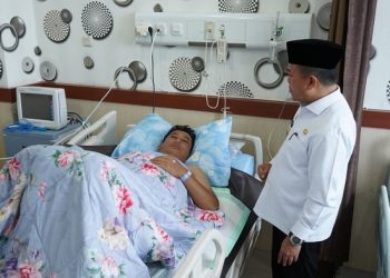 Gubernur Jambi, Al Haris, saat menjenguk Kapolda Jambi, Irjen Pol Rusdi Hartono, yang sedang dirawat si Rumah Sakit Bhayangkara, Kota Jambi, Rabu (22/2/2023). (Foto Pariwarajambi/Riky)