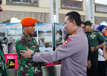Kapolri, Jenderal Listyo Sigit Prabowo, saat bersalaman dengan Kopda Ahmad Novrizal, yang mengawal tandu Kapolda Jambi dari bawah ke helikopter. (Foto Humas Polda Jambi)