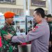 Kapolri, Jenderal Listyo Sigit Prabowo, saat bersalaman dengan Kopda Ahmad Novrizal, yang mengawal tandu Kapolda Jambi dari bawah ke helikopter. (Foto Humas Polda Jambi)