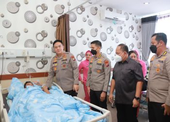 Kapolda Riau saat membesuk Kapolda Jami yang sedang dirawat di Rumah Sakit Bhayangkara Jambi, Rabu pagi (22/2/2023). (Foto Humas Polda Jambi)