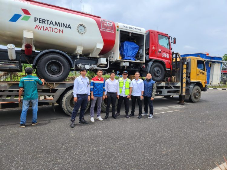 Mobil tangki Pertamina membawa bahan bakar helikopter dikirimkan ke Bangko untuk menyuplay bahan bakar helikopter yang melakukan evakuasi Kapolda Jambi dan rombongan. (Foto Humas Polda Jambi)