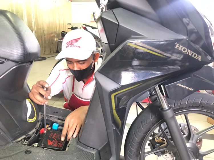 Mekanik bengkel resmi Honda melakukan perawatan aki salah satu sepeda motor Honda. (Foto Sinsen/Ajeng)