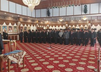Sekda Sudirman lantik ratusan pejabat di Auditorium Rumdis Gubernur Jambi, Sabtu (25/2) (Dok. Syafei)