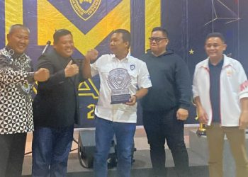 Romi Hariyanto saat menerima penghargaan IMI Awards 2001-2022 oleh IMI Jambi di Willtop Hotel kawasan pasar Jambi,Jumat (24/2) malam. (Dok. Siklusjambi.id/Ega)