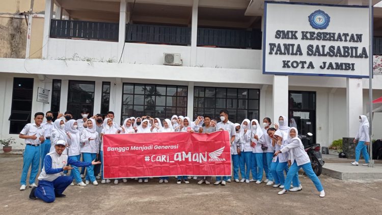 Kegiatan edukasi safety riding yang digelar Sinsesen di salah satu sekolah yang berada di Kota Jambi. (Foto Sinsen)