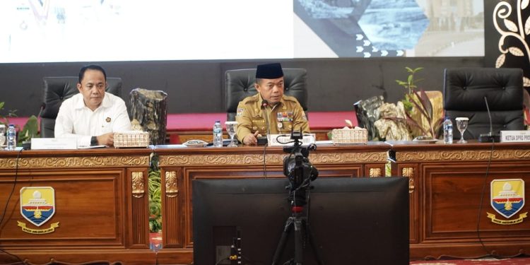 Gubernur Al Haris pada Rakor Pembahasan Pengelolaan Pengangkutan Batubara di Auditorium Rumdis, Senin (27/02/2023). (Dok. Diskominfo Provinsi Jambi/Harun)
