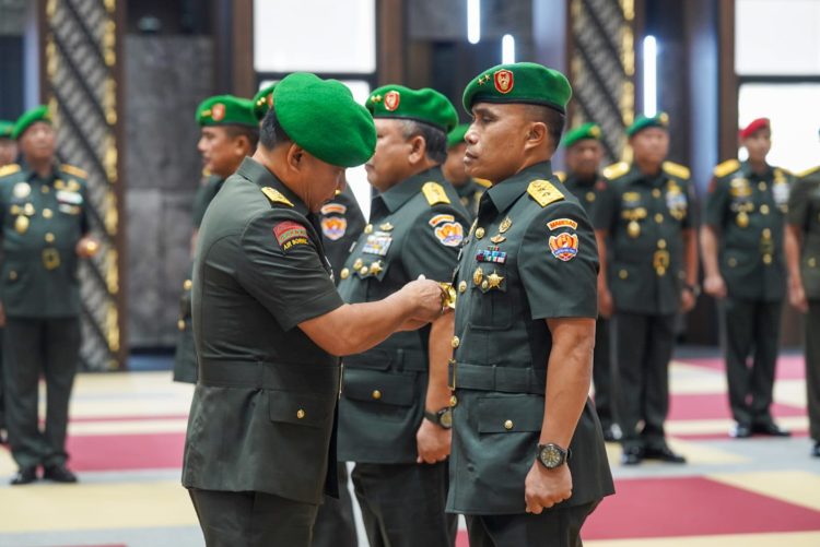 Acara serah terima jabatan Asintel dan Aslog Kasad di gedung AH Nasution Mabesad, Selasa (28/2/2023). (Foto Dispenad)