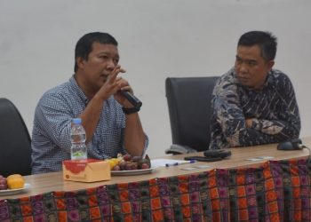 Bupati Tanjab Timur, Romi Hariyanto, saat menjadi pemateri dalam Kuliah Tamu di Kampus Pinang Masak Unja, Selasa (28/2/2023). (Foto Siklusjambi.id)