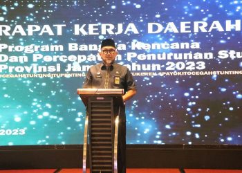 Sekda Sudirman saat memberi kata sambutan pada Rakerda Program Bangga Kencana dan Forum Koordinasi Percepatan Penurunan Stunting Tingkat Provinsi Jambi Tahun 2023, di Hotel Aston Jambi, Selasa (28/02/2023). (Foto: Diskominfo/Agus)