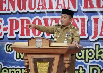Gubernur Al Haris saat menyampaikan kata sambutan pada Rapat Koordinasi Penguatan Kelembagaan Desa se Provinsi Jambi di DEJ Convention Hall Kota Sungai Penuh, Selasa (28/02/2023). [Foto: Diskominfo Provinsi Jambi/Harun]