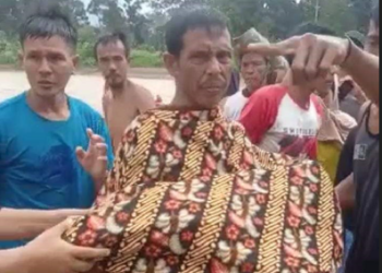 Warga mengevakuasi jenazah Azam, anak kelas 3 SD yang tenggelam di Sungai Batanghari Desa Telukketapang, Kecamatan Pemayung, Kabupaten Batanghari, Jambi. (Foto Arifin)