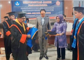 Kadisdik Provinsi Jambi, Dr. Varial Adhi Putra, ST., MM., telah dinyatakan lulus dengan Predikat Cumlaude, sehingga resmi menjadi Doktor Prodi Ilmu Kependidikan, Selasa (28/02/2023). (Foto: Wahyu)