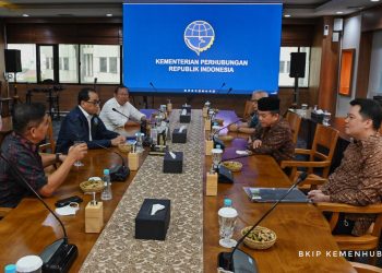 Gubernur Al Haris saat rapat bersama Menteri Perhubungan RI, Budi Karya Sumadi, Selasa (07/03/2023). (Dok. Riky - Serampas)