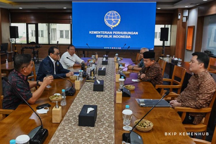 Gubernur Al Haris saat rapat bersama Menteri Perhubungan RI, Budi Karya Sumadi, Selasa (07/03/2023). (Dok. Riky - Serampas)