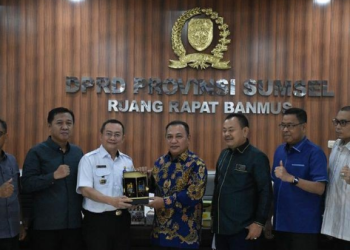 Anggota Badan Kehormatan (BK) dan Badan Musyawarah (Banmus) DPRD Provinsi Jambi laksanakan studi banding ke DPRD Provinsi Sumatera Selatan, Kamis (23/2/2023).