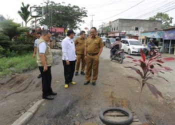 Anggota Komisi III DPRD Provinsi Jambi Ivan Wirata dan Fauzi Ansori tinjau kerusakan jalan Provinsi Jambi tepatnya di ruas jalan Dr Siwabessy, atau di wilayah Buluran Kota Jambi.