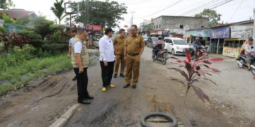Anggota Komisi III DPRD Provinsi Jambi Ivan Wirata dan Fauzi Ansori tinjau kerusakan jalan Provinsi Jambi tepatnya di ruas jalan Dr Siwabessy, atau di wilayah Buluran Kota Jambi.