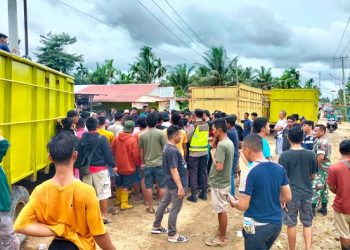 Aksi blokade jalan oleh para sopir truk di Kecamatan Muarasabak Timur, Kabupaten Tanjab Timur, Jambi, Rabu (1/3/2023). (Foto Firdaus)