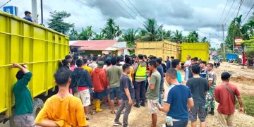Aksi blokade jalan oleh para sopir truk di Kecamatan Muarasabak Timur, Kabupaten Tanjab Timur, Jambi, Rabu (1/3/2023). (Foto Firdaus)
