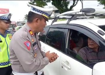 Kasat Lantas Polres Sarolangun, AKP H. Marsani, SH sedang mengatur arus Lalulintas di Sarolangun, Rabu (1/3/2023). [Dok. Wahyu]