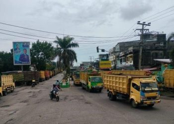 Deretan truk angkutan batu bara. [Foto Aldo]