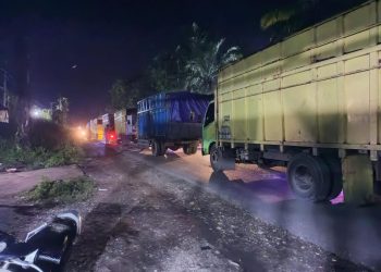 Deretan truk angkutan batu bara yang melintas di lokasi macet di Jalan Muaratembesi - Sarolangun, Rabu malam (1/2/2023). (Foto Aldo)