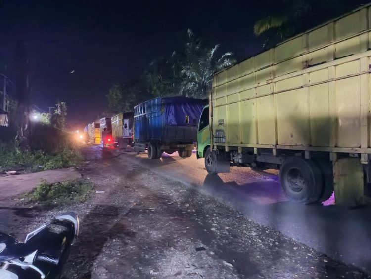 Deretan truk angkutan batu bara yang melintas di lokasi macet di Jalan Muaratembesi - Sarolangun, Rabu malam (1/2/2023). (Foto Aldo)