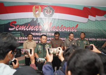 Kasad TNI, Jenderal TNI Dudung Abdurachman, saat menjadi Keynote Speaker sekaligus membuka seminar nasional dengan tema 'Pembangunan Kodam IKN Sebagai Satuan Operasional Pengaman Ibu Kota Negara Berbasis Sistem dan Instalasi Terpadu', yang digelar di Universitas Jenderal Ahmad Yani (Unjani), Cimahi, Jawa Barat, Kamis (2/3/2023). (Foto Dispenad)