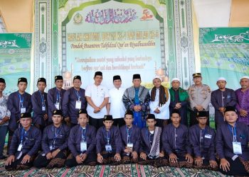 Wakil Gubernur Jambi saat menghadiri kegiatan Haflah Khotmil Quran dan Milad ke-5 Pondok Pesantren (Ponpes) Tahfizul Quran Riyadhussobhin di Desa Jernih, Kecamatan Air Hitam, Sarolangun, Rabu (2/3/2023). (Foto Diskominfo Provinsi Jambi)