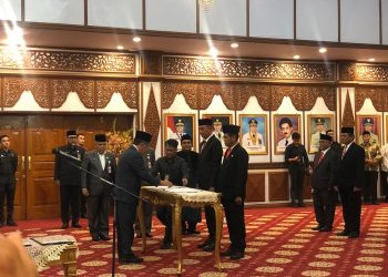 Pelantikan dan pengukuhan pejabat tinggi pratama di lingkup Pemerintah Provinsi Jambi di Rumah Dinas Gubernur Jambi, Kamis malam (2/3/2023). (Foto Otoy)
