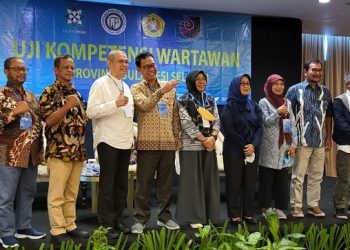Direktur UKW UPN Veteran Yogyakarta, Susilastuti DN (keempat dari kanan) dan Ketua Dewan Pers Dr Ninik Rahayu, SH, MS (kelima dari kanan) saat menggelar UKW gratis di Makassar, 26-27 Juli 2022 lalu. (Foto: UPN Veteran Yogyakarta)