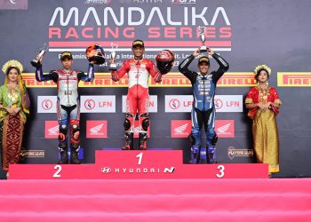 Pebalap Astra Honda Racing Team (AHRT), Rheza Danica Ahrens, saat naik podium ajang Mandalika Racing Series di Pertamina Mandalika International Street Circuit, Sabtu (4/3/2023). (Foto AHM)