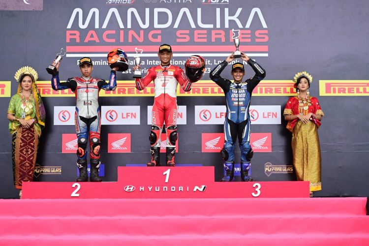 Pebalap Astra Honda Racing Team (AHRT), Rheza Danica Ahrens, saat naik podium ajang Mandalika Racing Series di Pertamina Mandalika International Street Circuit, Sabtu (4/3/2023). (Foto AHM)