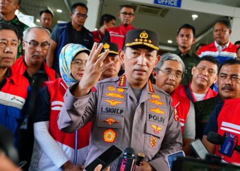 Kapolri, Jenderal Listyo Sigit Prabowo, saat meninjau langsung lokasi utama kebakaran Depo Pertamina Plumpang, Jakarta Utara, Sabtu (4/3/2023). (Foto Humas Polri)