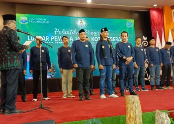 Wagub saat melantik pengurus LPJKS masa khidmat 2023-2026, bertempat di Auditorium Rumah Dinas Gubernur Jambi, Sabtu (04/03/2023) malam. (Dok. Arwin Saputra)