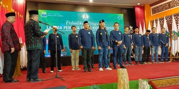 Wagub saat melantik pengurus LPJKS masa khidmat 2023-2026, bertempat di Auditorium Rumah Dinas Gubernur Jambi, Sabtu (04/03/2023) malam. (Dok. Arwin Saputra)