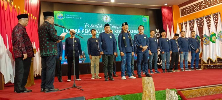 Wagub saat melantik pengurus LPJKS masa khidmat 2023-2026, bertempat di Auditorium Rumah Dinas Gubernur Jambi, Sabtu (04/03/2023) malam. (Dok. Arwin Saputra)