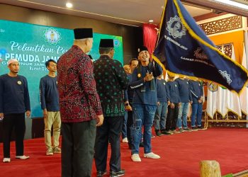 Penyerahan bendera pataka oleh Wagub Abdullah Sani kepada Havisi Alatas di ruang Auditorium Rumah Dinas Gubernur, Sabtu (4/3/2023) malam. (Dok. Otoy)