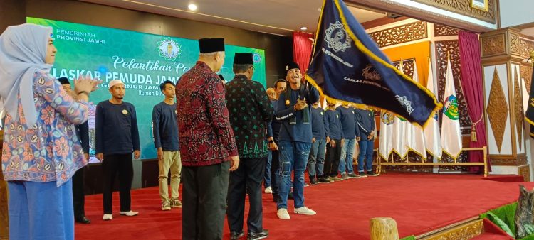 Penyerahan bendera pataka oleh Wagub Abdullah Sani kepada Havisi Alatas di ruang Auditorium Rumah Dinas Gubernur, Sabtu (4/3/2023) malam. (Dok. Otoy)