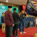 Penyerahan bendera pataka oleh Wagub Abdullah Sani kepada Havisi Alatas di ruang Auditorium Rumah Dinas Gubernur, Sabtu (4/3/2023) malam. (Dok. Otoy)