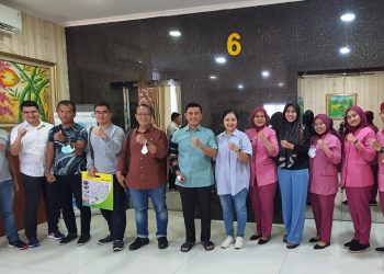 Kapolda Jambi dan ajudannya berfoto bersama para perawat, dokter dan pihak Rumah Sakit Polri setelah diperkenankan untuk pulang ke rumah, Minggu (5/3/2023). (Foto Humas Polda Jambi)