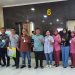 Kapolda Jambi dan ajudannya berfoto bersama para perawat, dokter dan pihak Rumah Sakit Polri setelah diperkenankan untuk pulang ke rumah, Minggu (5/3/2023). (Foto Humas Polda Jambi)