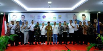 Wakil Gubernur Jambi, Abdullah Sani Foto bersama usai Musda DPD Organda Provinsi Jambi di Hotel O2 Weston Kota Jambi, Senin (6/3/2023). (Dok. Bitnews.id/Otoy)