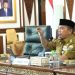 Al Haris saat pimpin Rapat Evaluasi Kinerja OPD dilingkup Pemprov Jambi di Auditorium Rumah Dinasnya, Senin (6/3/2023) Pagi. (Dok. Aksara24.id/Agus)